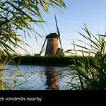 Hébergement de vacances Tiny House With Sauna & Jacuzzi Near Amsterdam Vijfhuizen