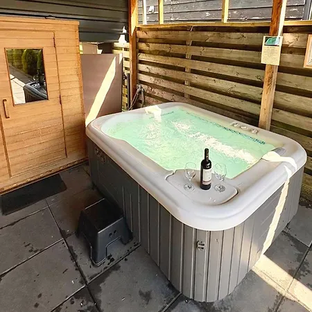 Tiny House With Sauna & Jacuzzi Near Amsterdam