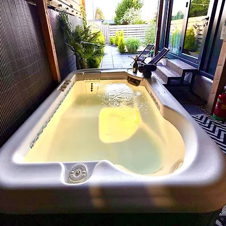 Charming Tiny House With Private Jacuzzi, Sauna And Garden & Free Parking Between Amsterdam Haarlem And Schiphol Airport *