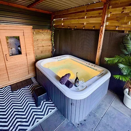別荘 Charming Tiny House With Private Jacuzzi, Sauna And Garden & Free Parking Between Amsterdam Haarlem And Schiphol Airport