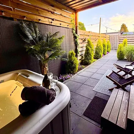 Charming Tiny House With Private Jacuzzi, Sauna And Garden & Free Parking Between Amsterdam Haarlem And Schiphol Airport *