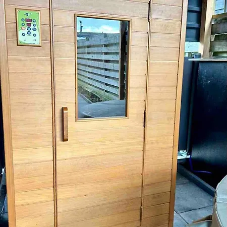 Charming Tiny House With Private Jacuzzi, Sauna And Garden & Free Parking Between Amsterdam Haarlem And Schiphol Airport *