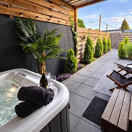 Charming Tiny House With Private Jacuzzi, Sauna And Garden & Free Parking Between Amsterdam Haarlem And Schiphol Airport * Vijfhuizen