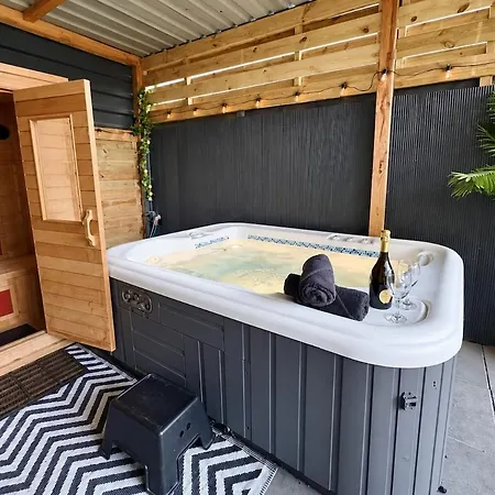 Charming Tiny House With Private Jacuzzi, Sauna And Garden & Free Parking Between Amsterdam Haarlem And Schiphol Airport