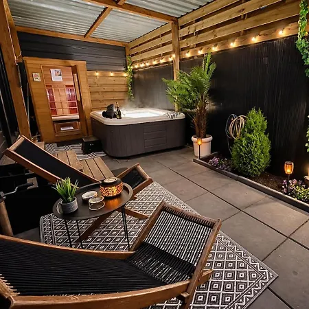 Charming Tiny House With Private Jacuzzi, Sauna And Garden & Free Parking Between Amsterdam Haarlem And Schiphol Airport Holiday home *