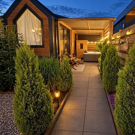 Charming Tiny House With Private Jacuzzi, Sauna And Garden & Free Parking Between Amsterdam Haarlem And Schiphol Airport Vijfhuizen