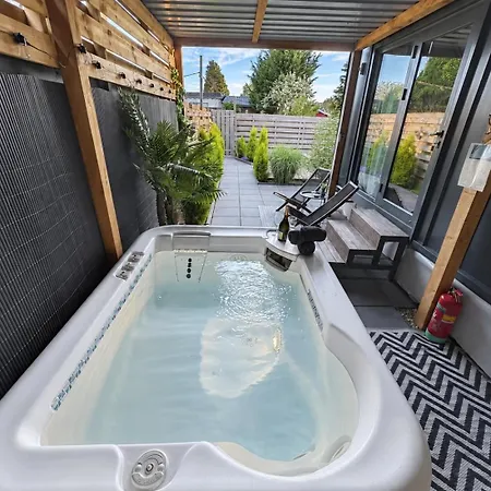 Charming Tiny House With Private Jacuzzi, Sauna And Garden & Free Parking Between Amsterdam Haarlem And Schiphol Airport * Vijfhuizen