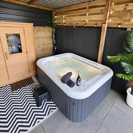 Charming Tiny House With Private Jacuzzi, Sauna And Garden & Free Parking Between Amsterdam Haarlem And Schiphol Airport * Vijfhuizen