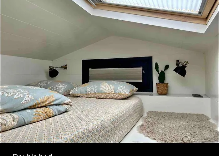 Hébergement de vacances Tiny House With Sauna & Jacuzzi Near Amsterdam *