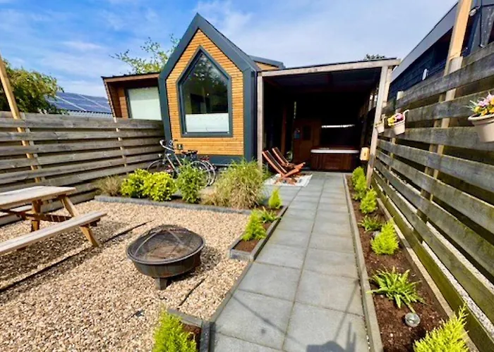 Hébergement de vacances Tiny House With Sauna & Jacuzzi Near Amsterdam *