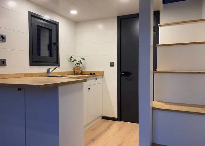 Hébergement de vacances Tiny House With Sauna & Jacuzzi Near Amsterdam *