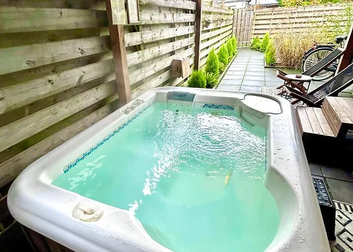 Tiny House With Sauna & Jacuzzi Near Amsterdam Hébergement de vacances Vijfhuizen