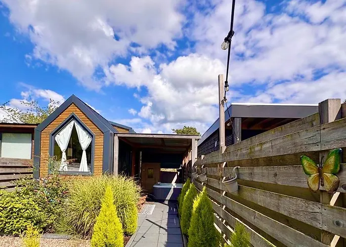 Hébergement de vacances Tiny House With Sauna & Jacuzzi Near Amsterdam *