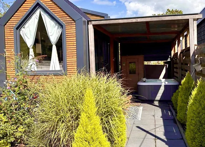 Hébergement de vacances Tiny House With Sauna & Jacuzzi Near Amsterdam Vijfhuizen