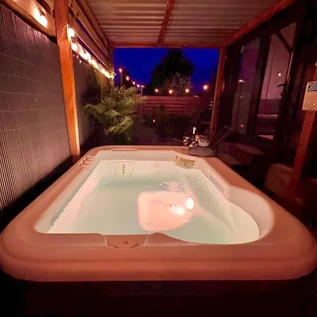 Charming Tiny House With Private Jacuzzi, Sauna And Garden & Free Parking Between Amsterdam Haarlem And Schiphol Airport * Vijfhuizen