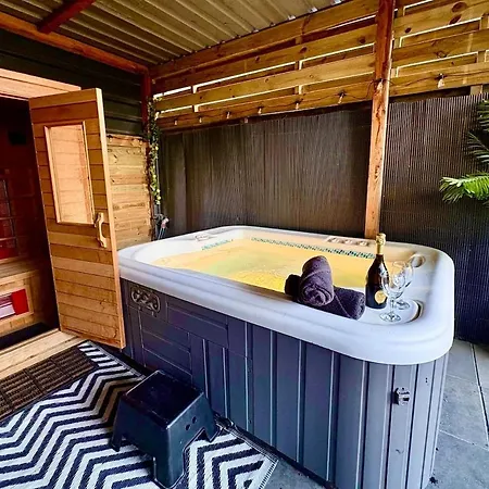 Charming Tiny House With Private Jacuzzi, Sauna And Garden & Free Parking Between Amsterdam Haarlem And Schiphol Airport Vijfhuizen