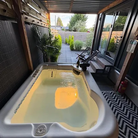 Charming Tiny House With Private Jacuzzi, Sauna And Garden & Free Parking Between Amsterdam Haarlem And Schiphol Airport Hébergement de vacances