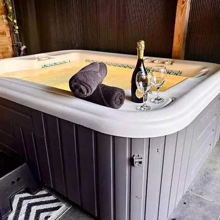Charming Tiny House With Private Jacuzzi, Sauna And Garden & Free Parking Between Amsterdam Haarlem And Schiphol Airport * Vijfhuizen