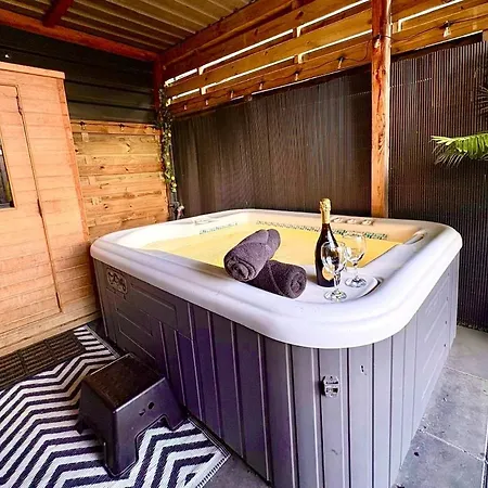 Charming Tiny House With Private Jacuzzi, Sauna And Garden & Free Parking Between Amsterdam Haarlem And Schiphol Airport