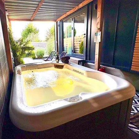 Charming Tiny House With Private Jacuzzi, Sauna And Garden & Free Parking Between Amsterdam Haarlem And Schiphol Airport Hébergement de vacances Vijfhuizen