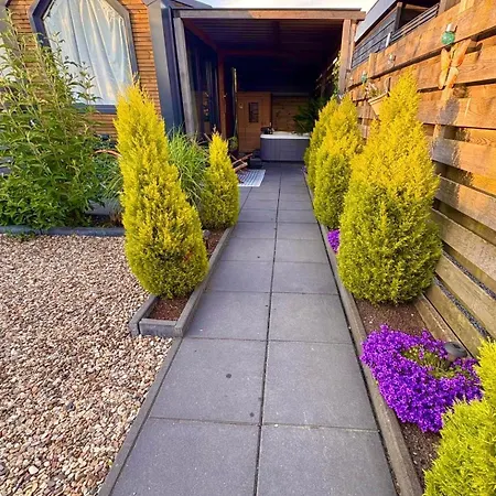 Hébergement de vacances Charming Tiny House With Private Jacuzzi, Sauna And Garden & Free Parking Between Amsterdam Haarlem And Schiphol Airport *
