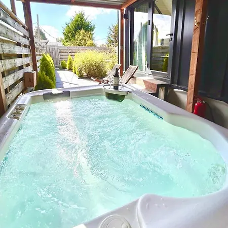 Hébergement de vacances Charming Tiny House With Private Jacuzzi, Sauna And Garden & Free Parking Between Amsterdam Haarlem And Schiphol Airport Vijfhuizen