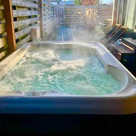 Hébergement de vacances Charming Tiny House With Private Jacuzzi, Sauna And Garden & Free Parking Between Amsterdam Haarlem And Schiphol Airport