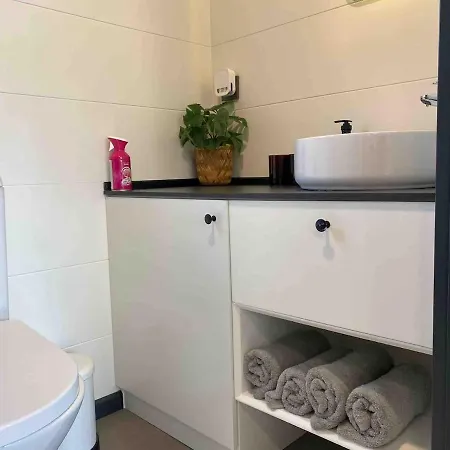Hébergement de vacances Charming Tiny House With Private Jacuzzi, Sauna And Garden & Free Parking Between Amsterdam Haarlem And Schiphol Airport Vijfhuizen