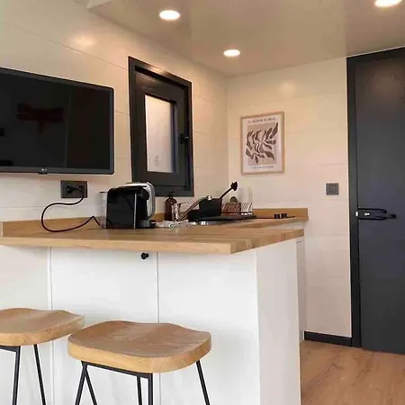 Hébergement de vacances Charming Tiny House With Private Jacuzzi, Sauna And Garden & Free Parking Between Amsterdam Haarlem And Schiphol Airport
