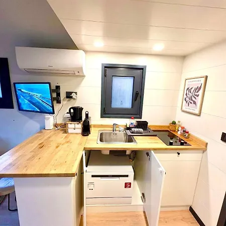 Hébergement de vacances Charming Tiny House With Private Jacuzzi, Sauna And Garden & Free Parking Between Amsterdam Haarlem And Schiphol Airport *
