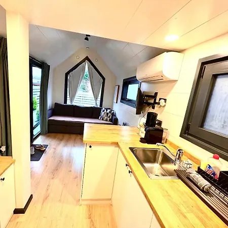 Charming Tiny House With Private Jacuzzi, Sauna And Garden & Free Parking Between Amsterdam Haarlem And Schiphol Airport *
