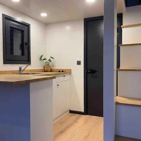 Hébergement de vacances Charming Tiny House With Private Jacuzzi, Sauna And Garden & Free Parking Between Amsterdam Haarlem And Schiphol Airport Vijfhuizen